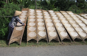 Fabrication de papier de riz à Cai Be