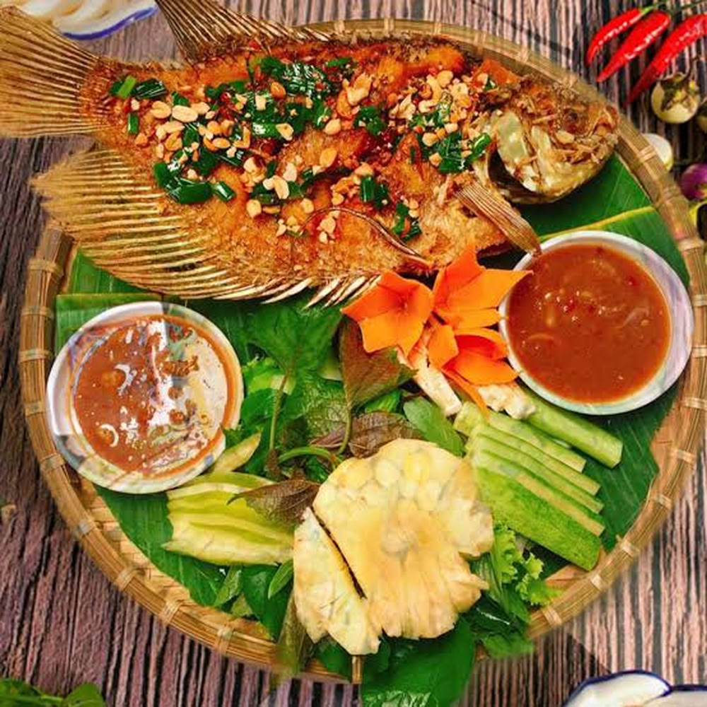 Gourami géant frit : une spécialité croustillante du delta du Mékong