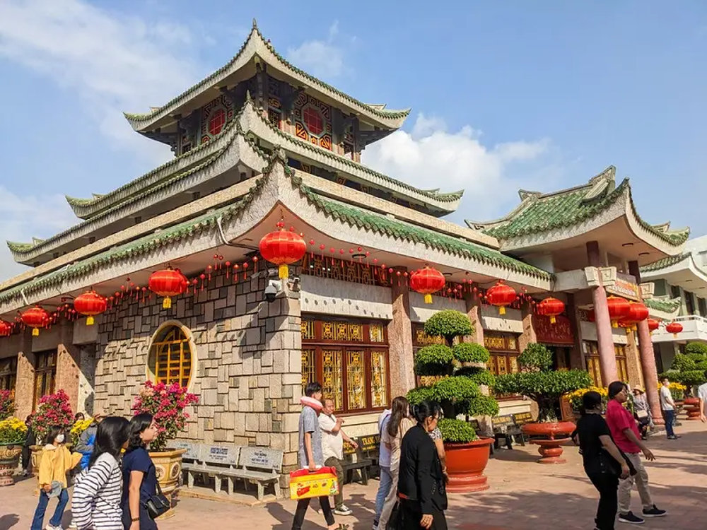 La Pagode Bà Châu Đốc : un havre de paix au sommet de la montagne Sam