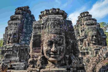 Statues en pierre aux temples d'Angkor