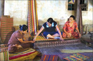village nhon thanh de fabrication de nattes avec du roseau