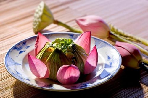 riz cuit à la vapeur dans les feuilles de lotus - croisière à dong thap